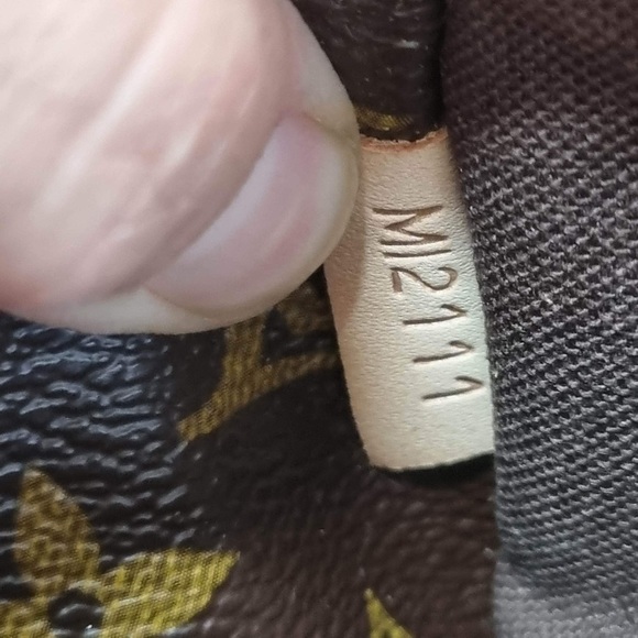 (SOLD❗️) Authentic Louis Vuitton Menilmontant PM - Picture 4 of 9